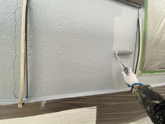 和歌山市密着の外壁塗装・屋根塗装専門店エースペイントの外壁の塗装　上塗り塗装　シリコン塗料