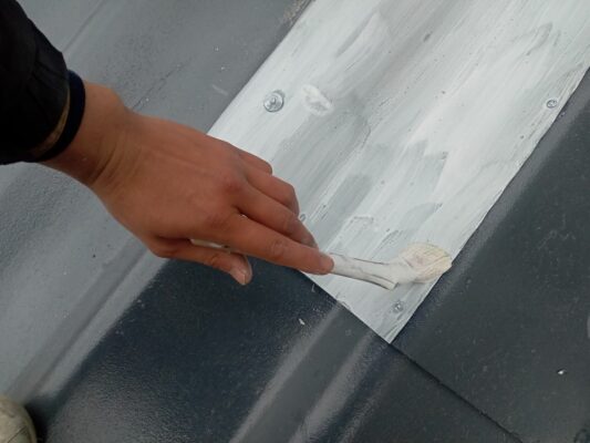 和歌山市密着の外壁塗装・屋根塗装専門店エースペイントの屋根の塗装　下塗り塗装　瓦修繕