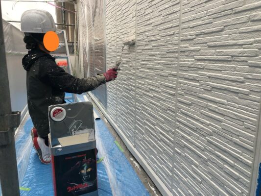 和歌山市密着の外壁塗装・屋根塗装専門店エースペイントの外壁の塗装　上塗り塗装　無機塗料