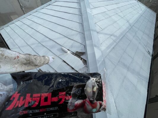 和歌山市密着の外壁塗装・屋根塗装専門店エースペイントの屋根の塗装　下塗り塗装　ウルトラローラー