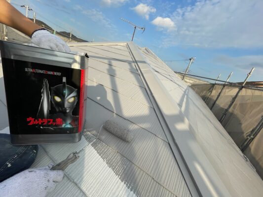 和歌山市密着の外壁塗装・屋根塗装専門店エースペイントの屋根の塗装　中塗り塗装　フッ素塗料