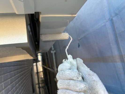和歌山市密着の外壁塗装・屋根塗装専門店エースペイントの付帯部の塗装　軒樋　中塗り塗装