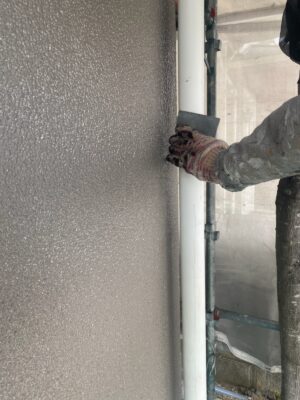 和歌山市密着の外壁塗装・屋根塗装専門店エースペイント　竪樋のケレン作業