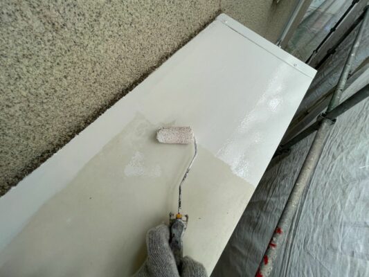 和歌山市密着の外壁塗装・屋根塗装専門店エースペイント　シャッターボックスの中塗り塗装