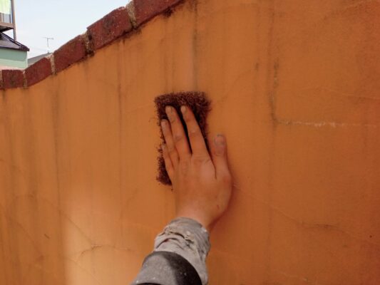 和歌山市密着の外壁塗装・屋根塗装専門店エースペイント　擁壁のケレン作業