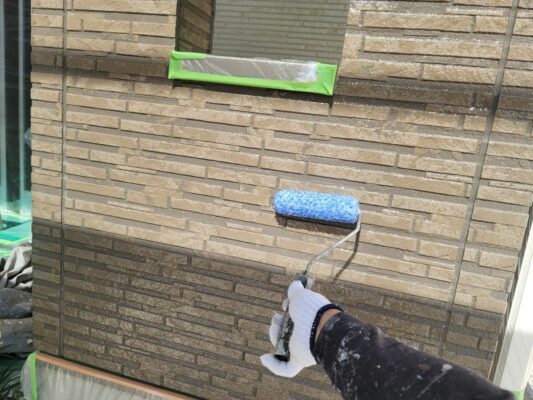 和歌山市密着の外壁塗装屋根塗装専門店のエースペイントの外壁塗装　外壁　上塗り塗装　上塗り2回目