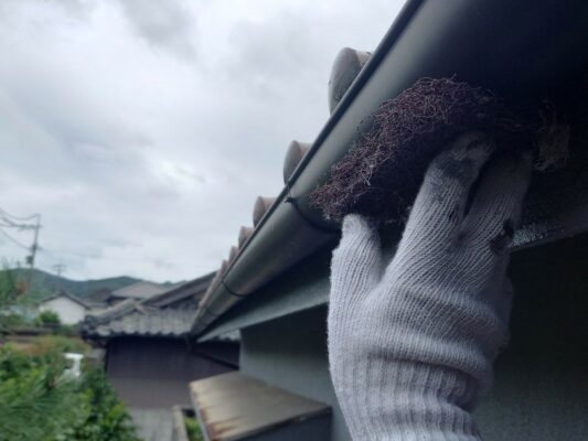 和歌山市密着の外壁塗装・屋根塗装専門店エースペイントの付帯部の塗装　ケレン