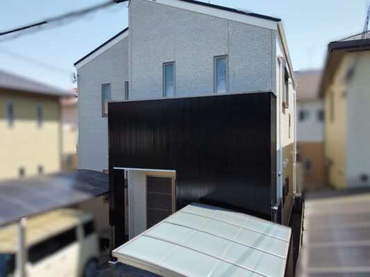 【和歌山市】S様邸<br>『クリヤーで保護された外壁とディープグレーの屋根カバーで、新築のように輝く仕上がりに…✧₊°』
