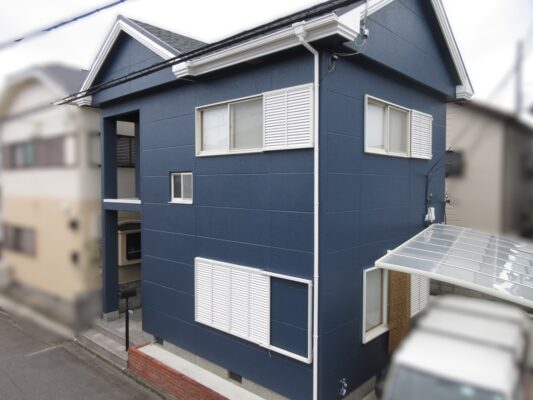 【和歌山市】F様邸<br>『ネイビーブルーのワントーン仕上げの外壁とディープグレーの屋根カバー工法で、光沢感溢れる都会的な仕上がりに…✧₊°』